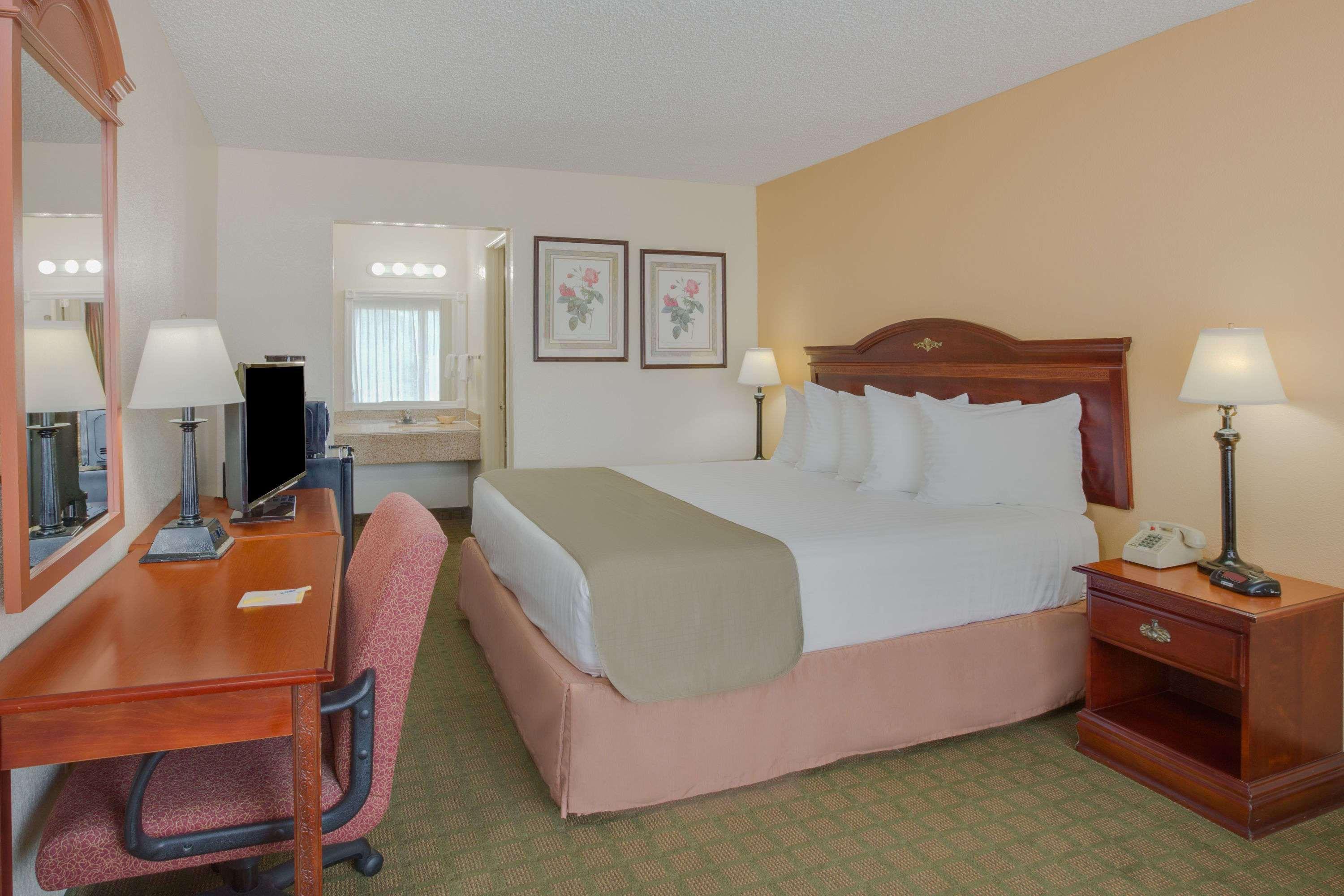 Days Inn By Wyndham Asheville West Candler Buitenkant foto