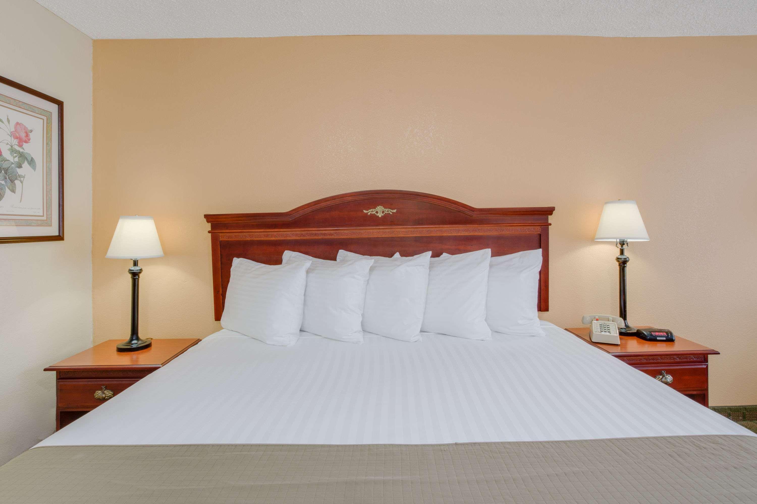Days Inn By Wyndham Asheville West Candler Buitenkant foto