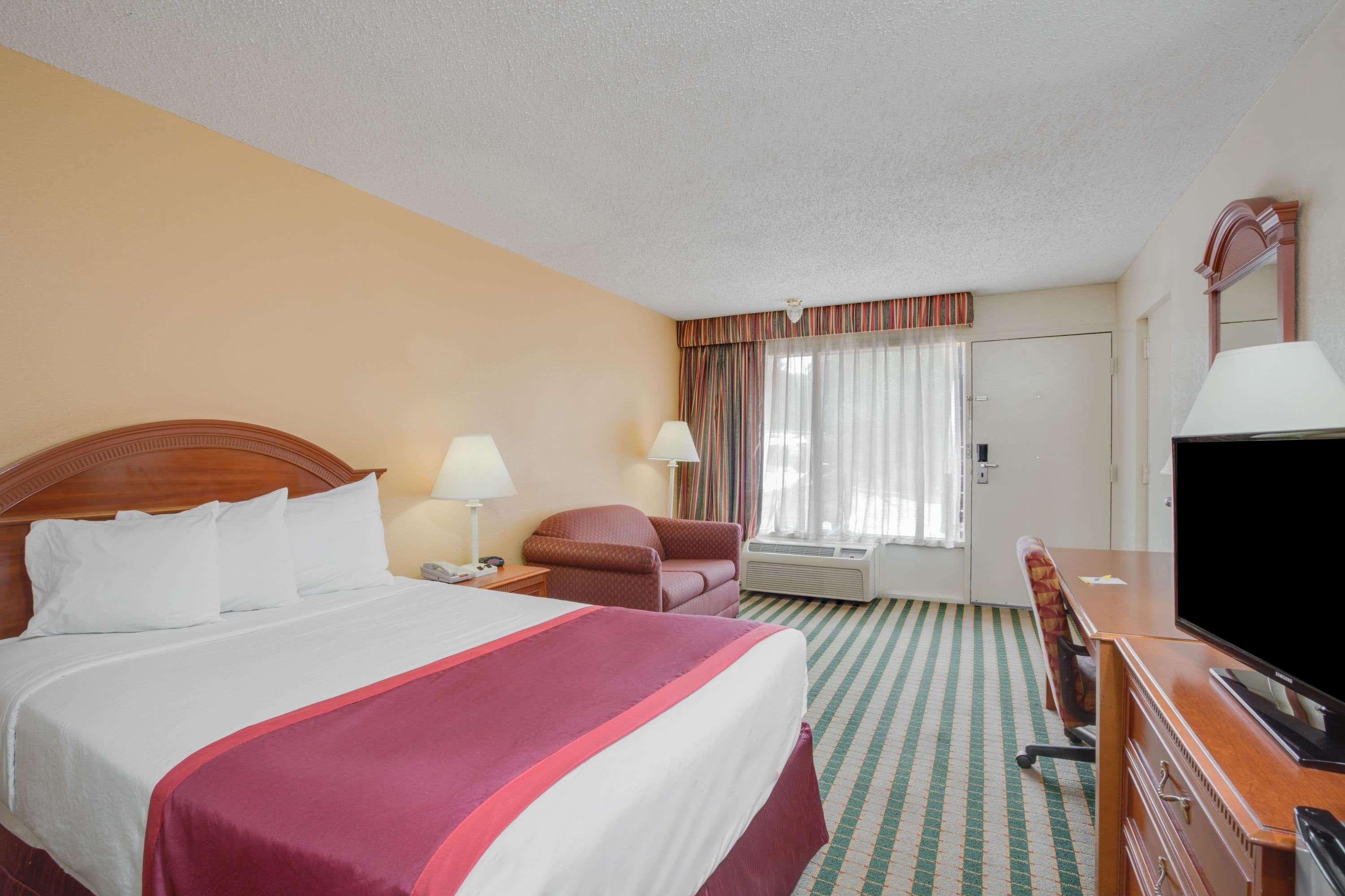 Days Inn By Wyndham Asheville West Candler Buitenkant foto