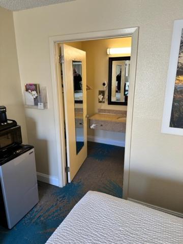 Days Inn By Wyndham Asheville West Candler Buitenkant foto